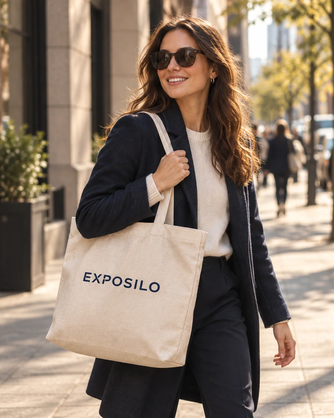 A commuter carrying an Exposilo-branded bag in the city